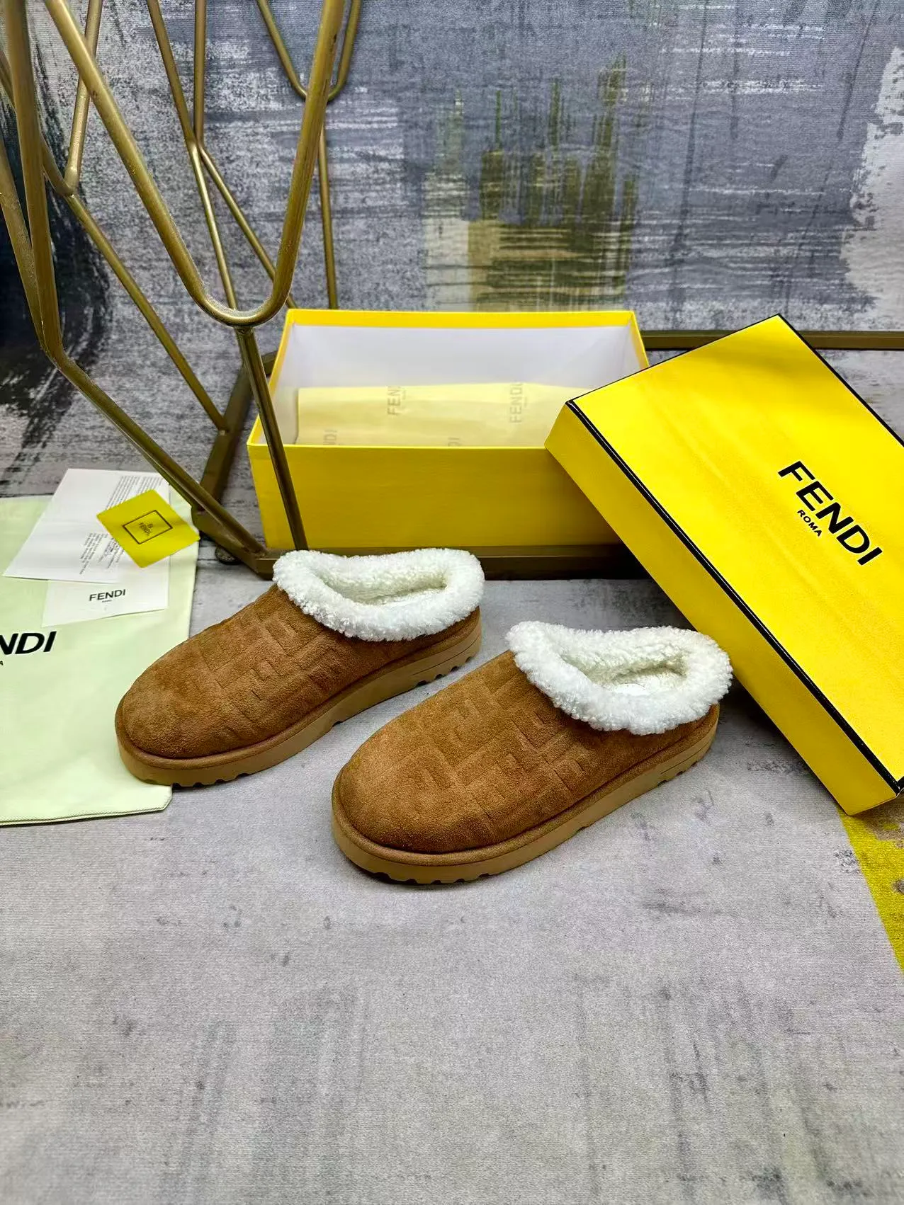 p518🐮🐮FENDI’s latest round-toe flat-soled half-cup shoes for men and women. It is made of black suede material and embossed with the same color FF pattern. Tonal shearling lining. Women’s sizes 35-40, men’s sizes 39-45